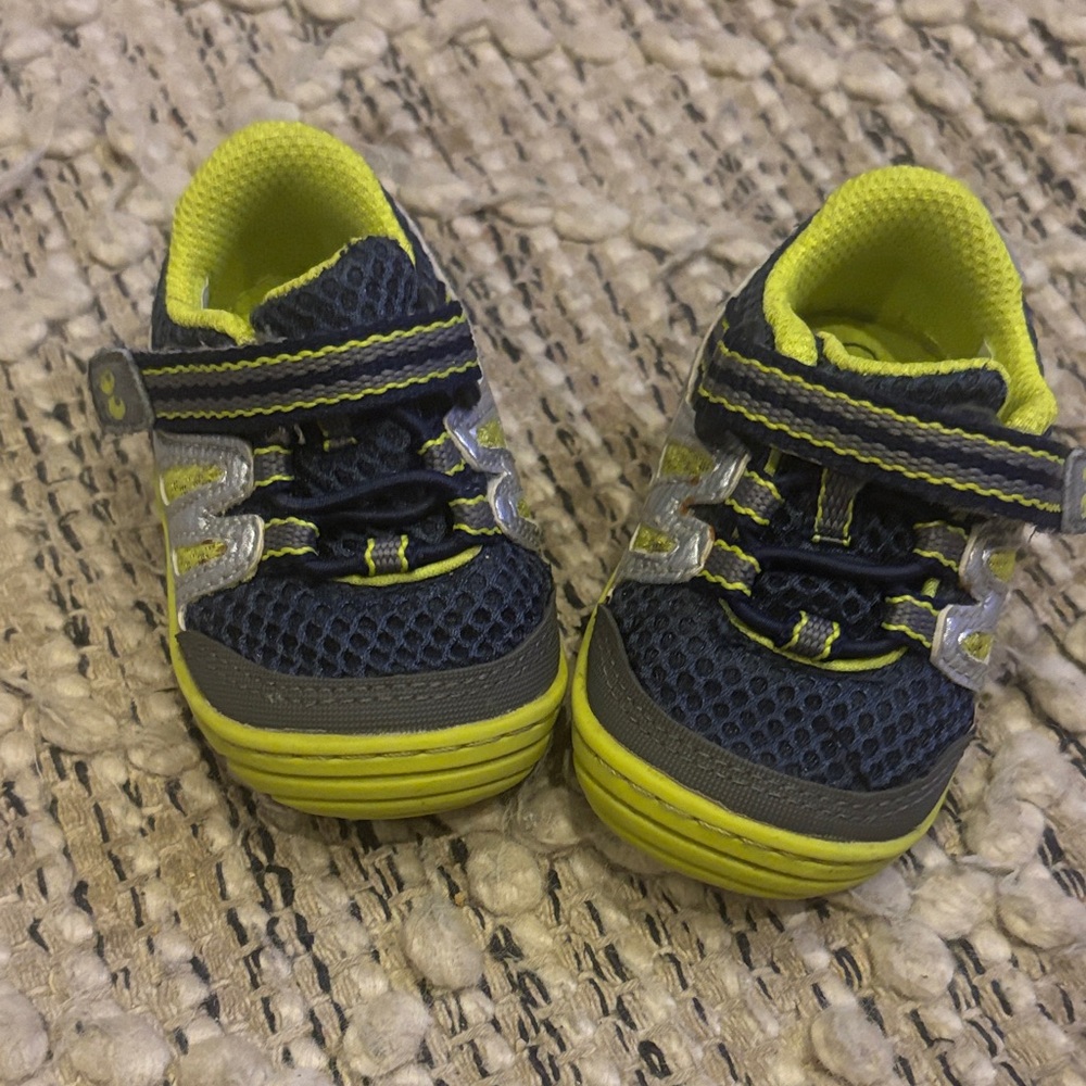 Stride Rite Kids Sneakers in Navy and Neon Lime- size 2